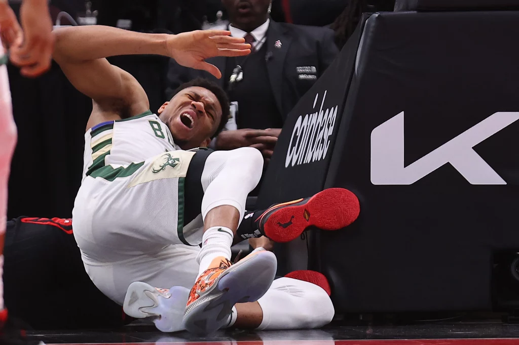 Giannis Antetokounmpo Forced To Exit Court Vs Bulls After Sustaining ...