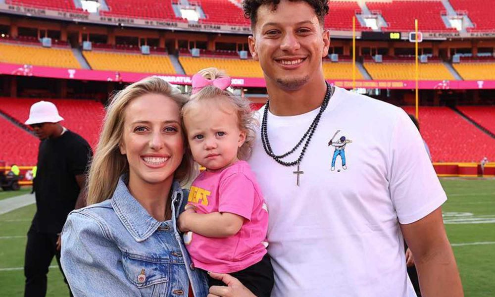 Chiefs QB Patrick Mahomes presents $5K Chanel purse birthday gift to ...