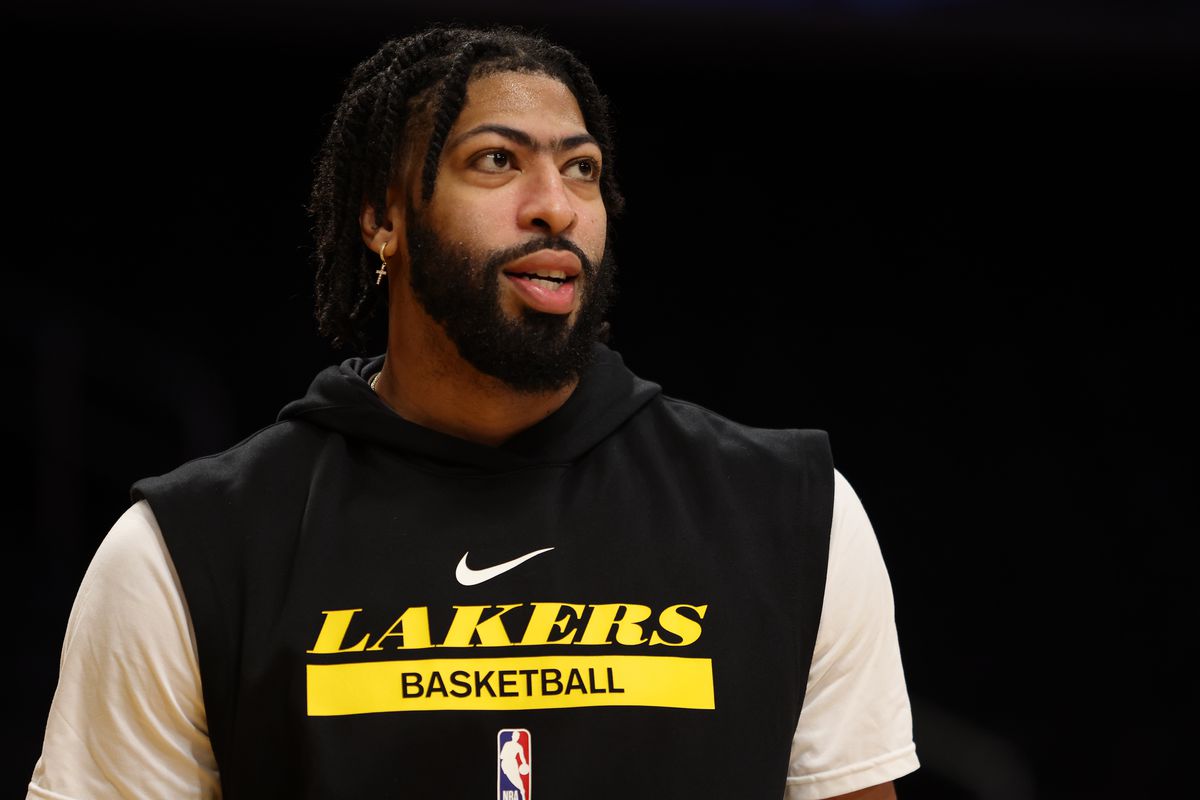 Fans throw shade at Anthony Davis' ability to carry Lakers as brutal